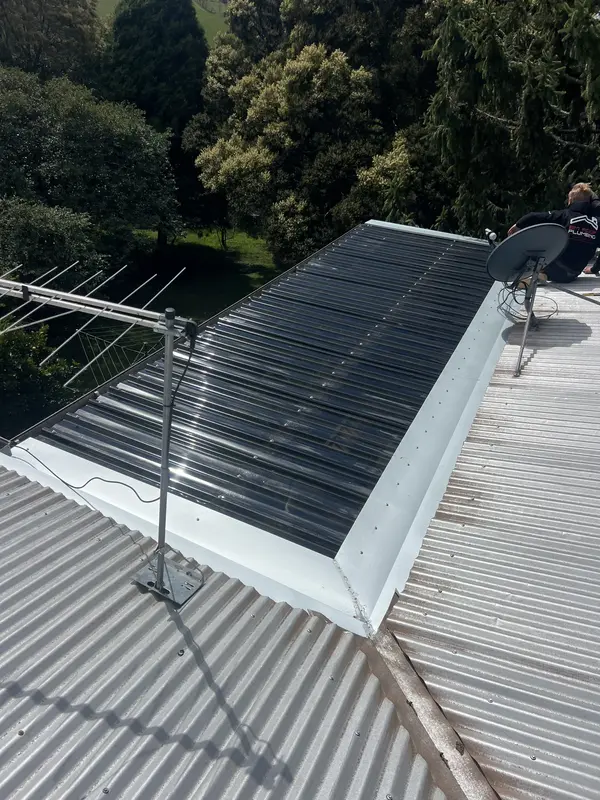 Roof plumber working on a home extension in Melbourne