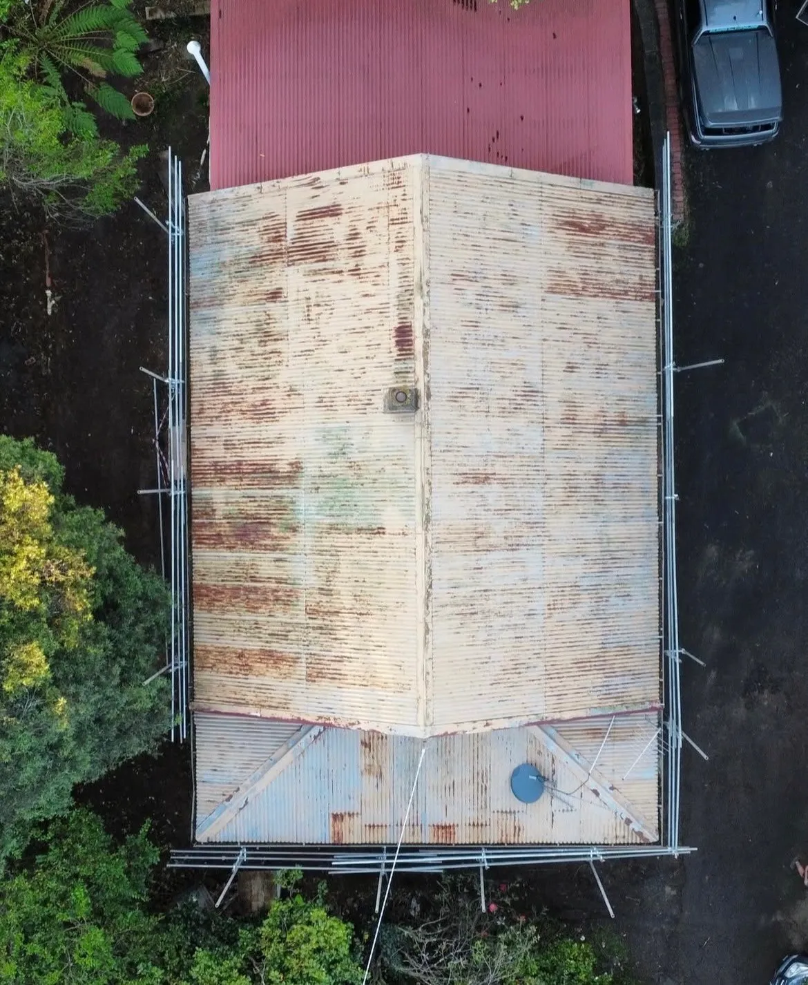 Old rusted galvanised roof before replacement